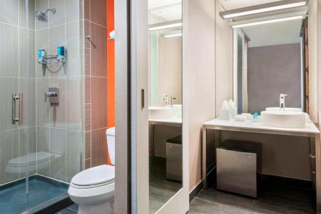 Church Street Orlando Aloft Bathroom