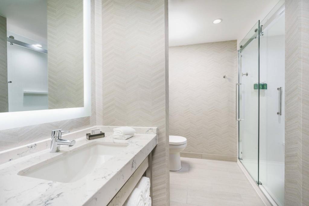 Church Street Orlando Courtyard By Marriott Bathroom