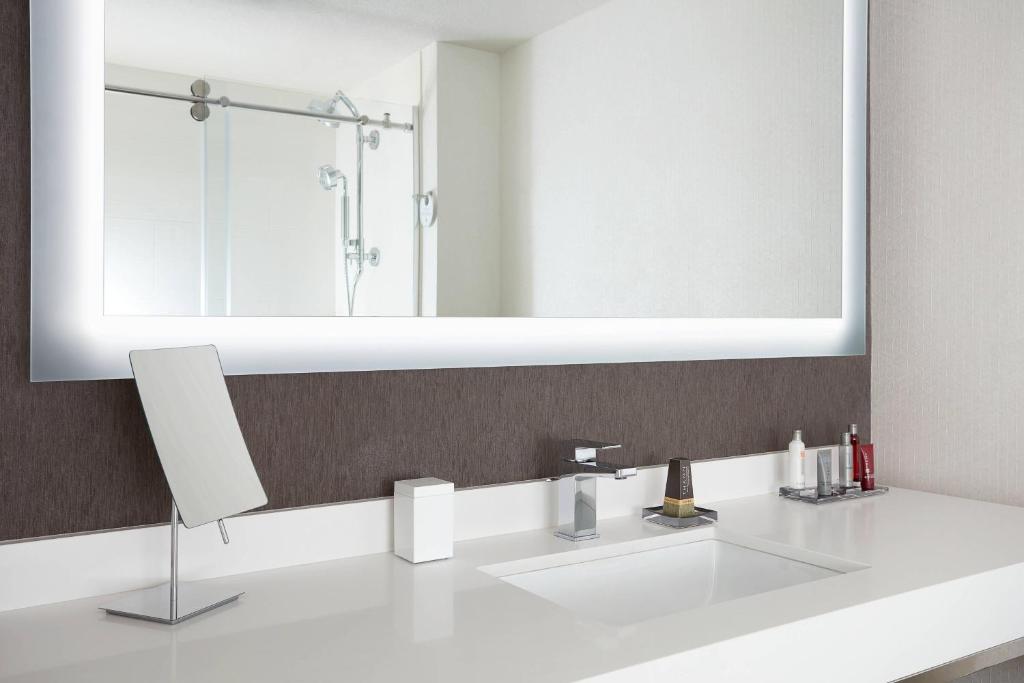 Church Street Orlando Marriott Bathroom